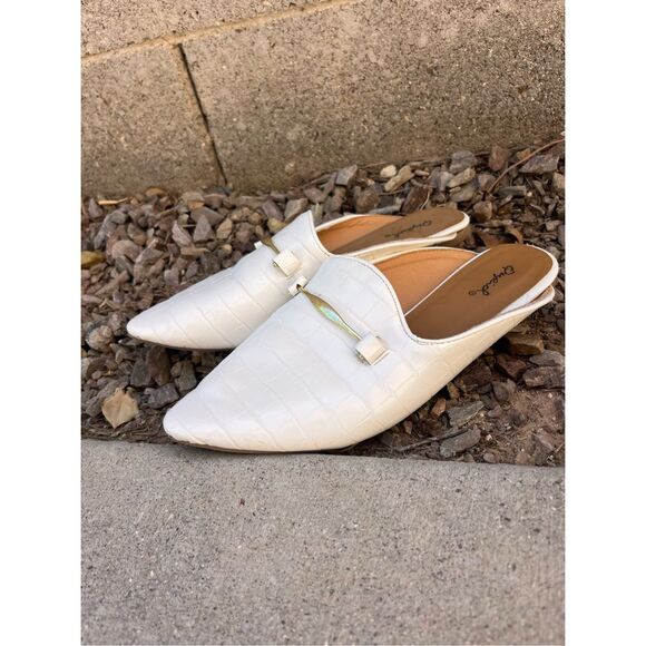 Qupid white open back pointed toe textured slide loafer with gold hardware bit s - Picture 2 of 9